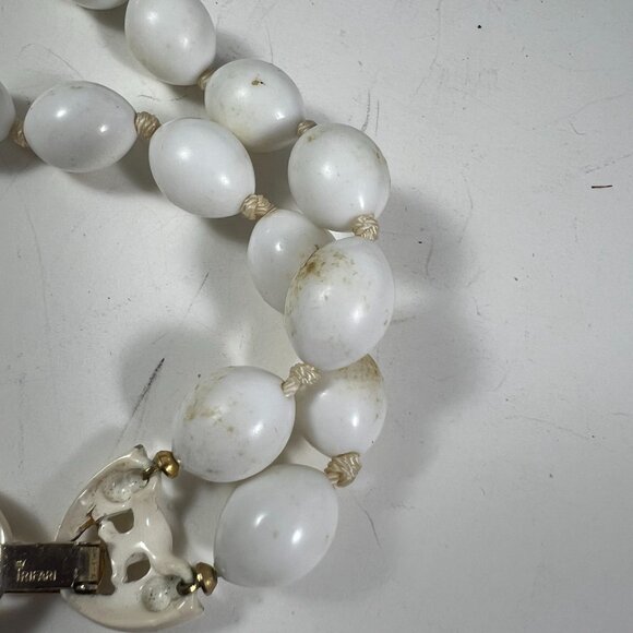 Vintage Trifari Double Strand White Beaded Necklace With Gold Tone Clasp - Picture 5 of 5